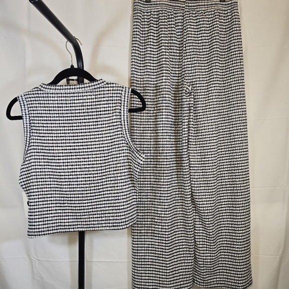 Black & White Gingham Seersucker Style Sleeveless Pantsuit - Picture 3 of 3